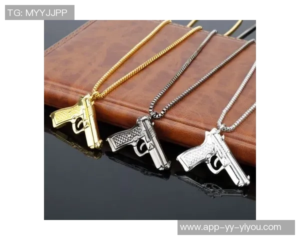 男生项链与足球的完美结合展现个性与热情的时尚选择 男生项链与足球的完美结合展现个性与热情的时尚选择